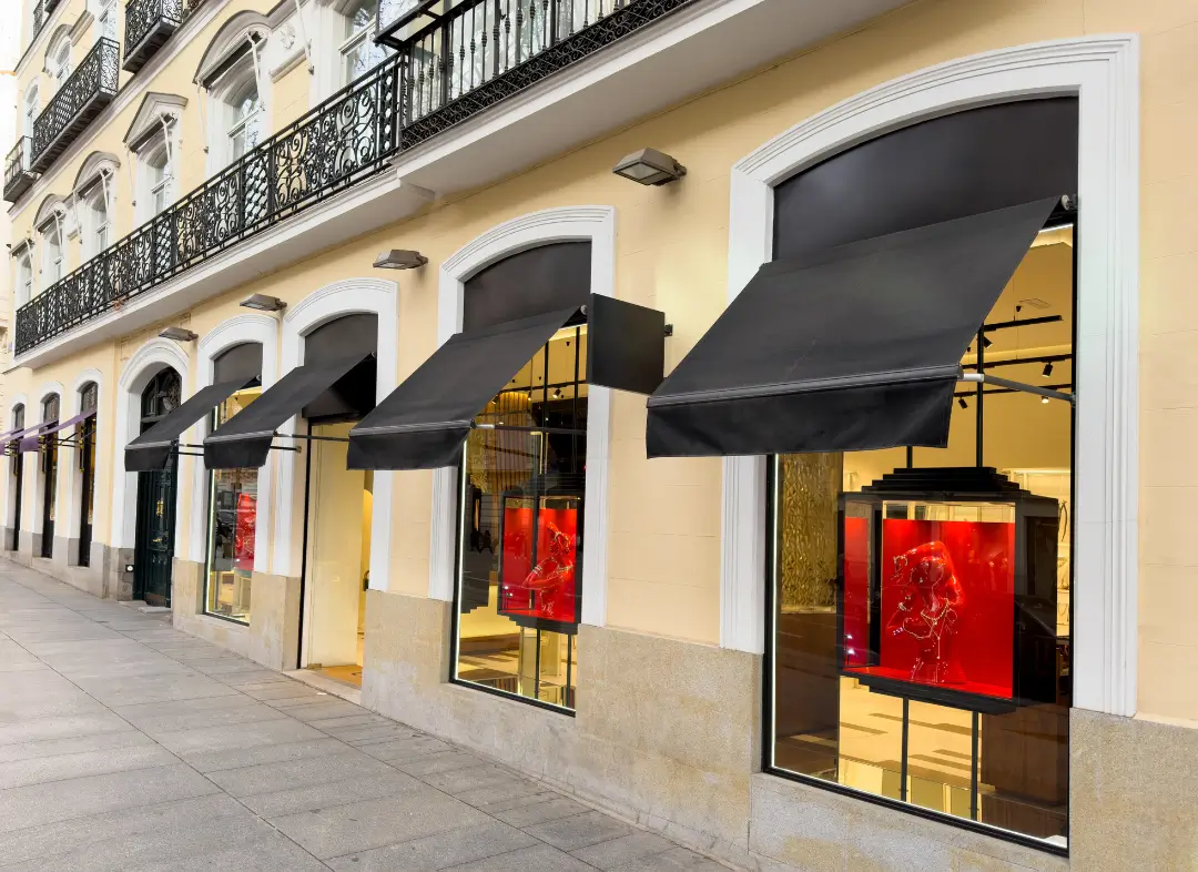 Façade vitrine de magasin en aluminium sur mesure à Tourrettes-sur-Loup